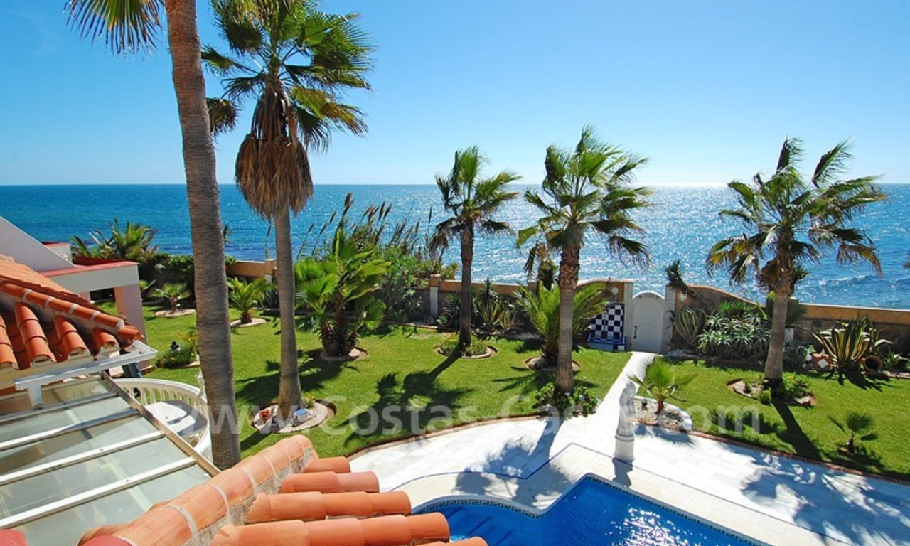 Eerstelijnstrand villa met 2 gastenverblijven te koop, direct aan zee, in oost Marbella 2