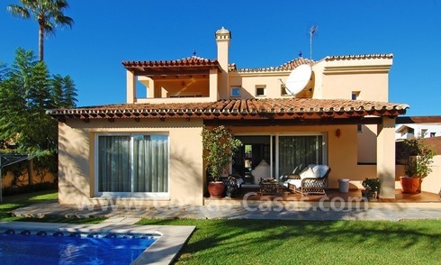 Koopje! Villa te koop in Nueva Andalucia te Marbella op loopafstand van het strand en Puerto Banus 