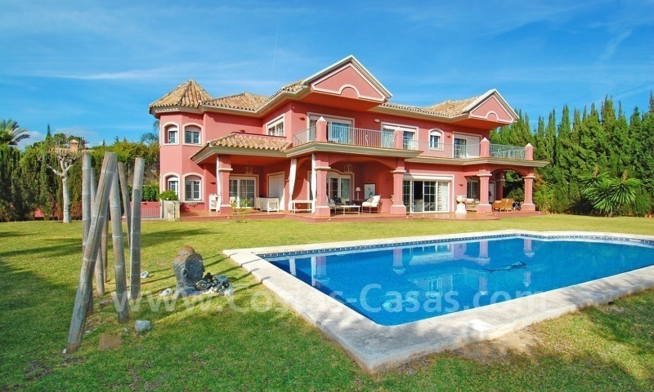 Luxe villa te koop in klassieke stijl in Nueva Andalucia te Marbella 0