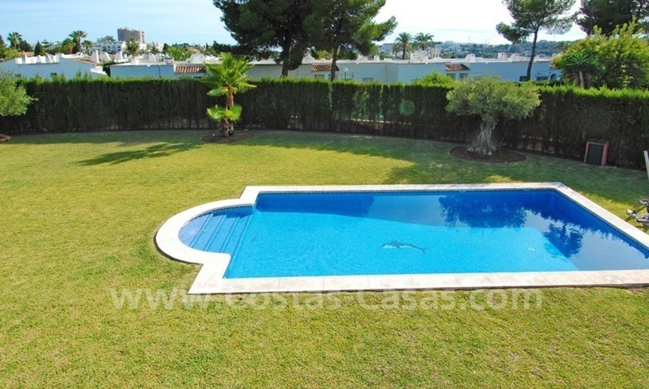 Luxe villa te koop in klassieke stijl in Nueva Andalucia te Marbella 8