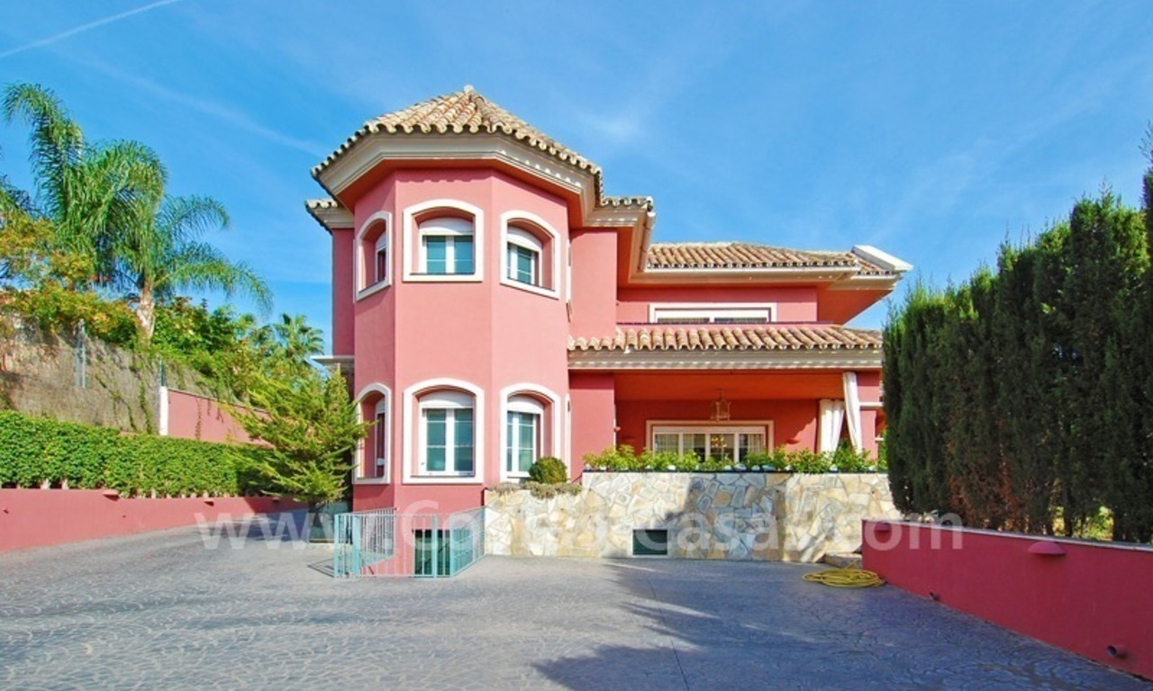 Luxe villa te koop in klassieke stijl in Nueva Andalucia te Marbella 2