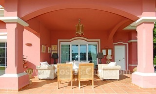 Luxe villa te koop in klassieke stijl in Nueva Andalucia te Marbella 3