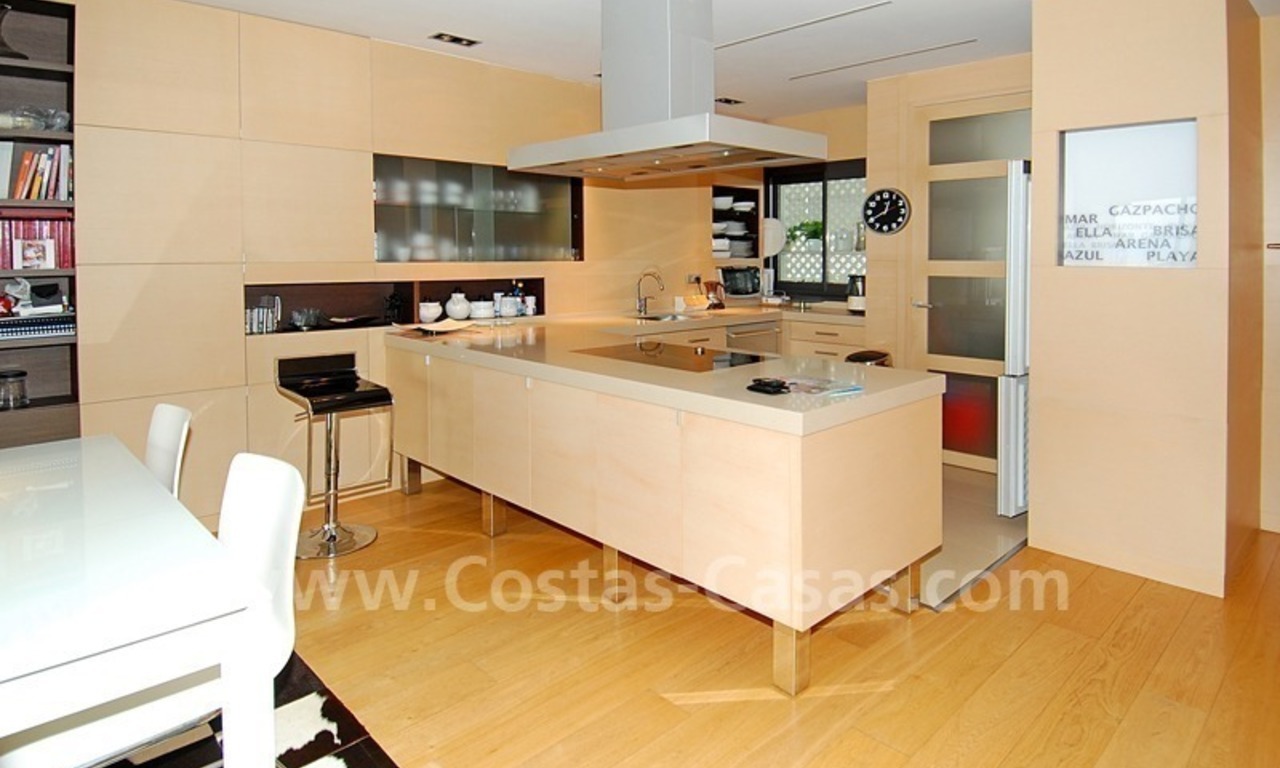 Uniek eerstelijnstrand luxe appartement te koop in Puerto Banus te Marbella 6