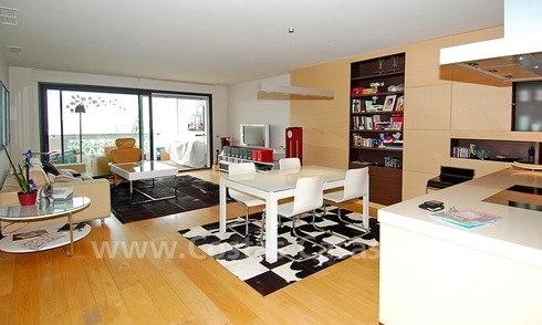 Uniek eerstelijnstrand luxe appartement te koop in Puerto Banus te Marbella 