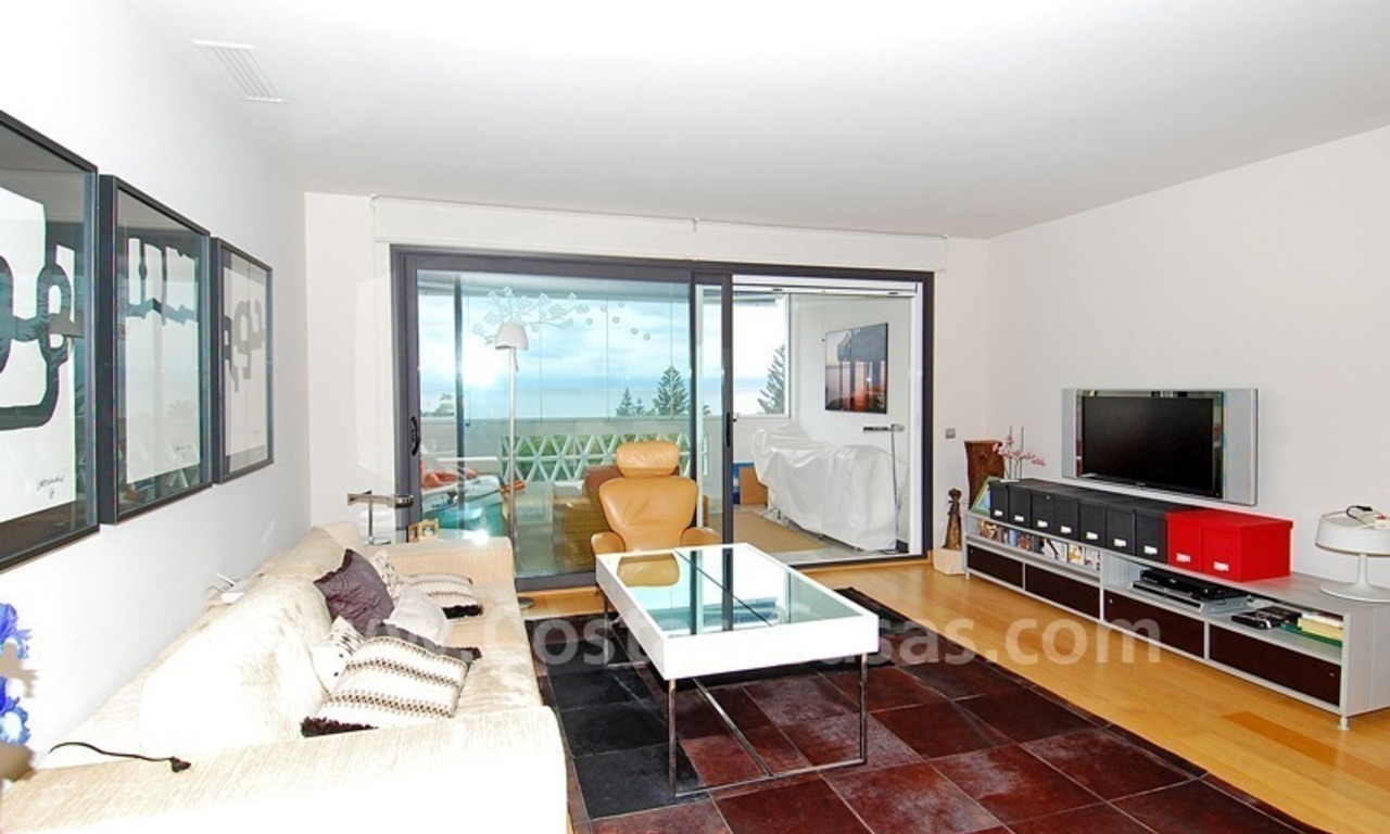 Uniek eerstelijnstrand luxe appartement te koop in Puerto Banus te Marbella 1