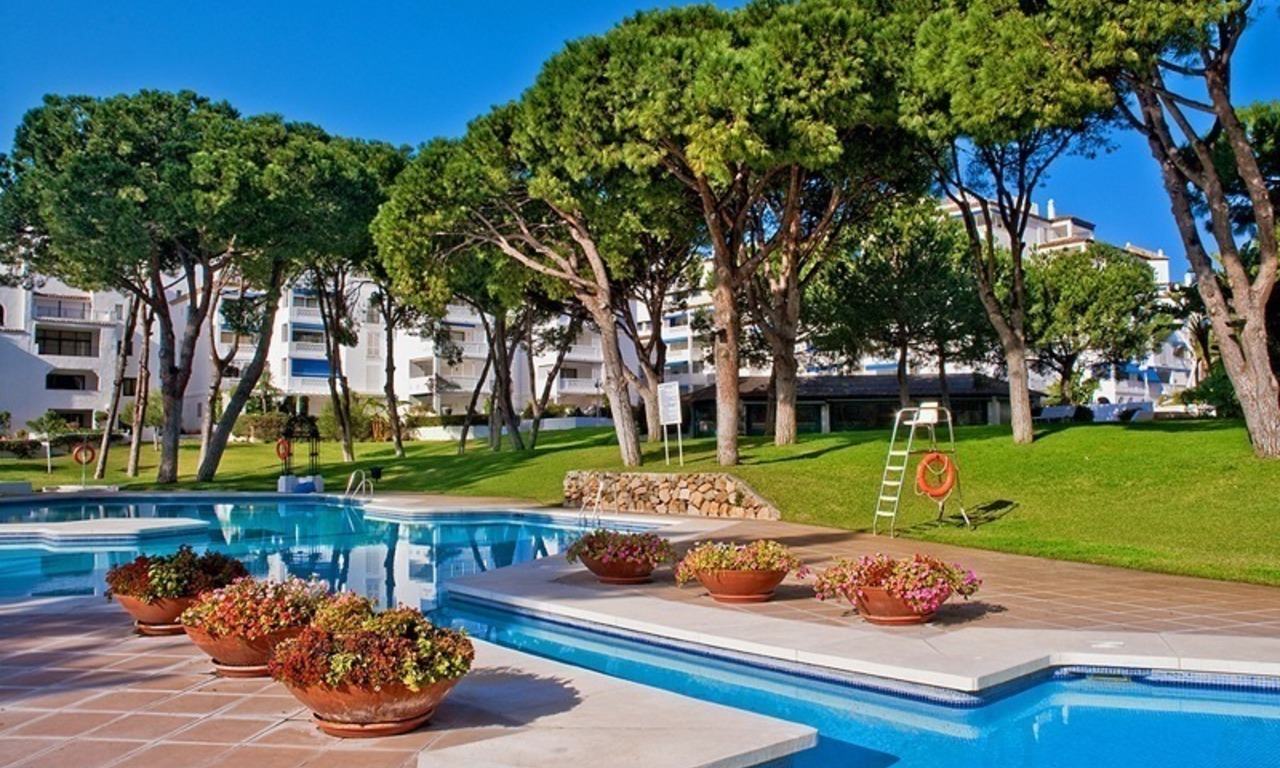 Uniek eerstelijnstrand luxe appartement te koop in Puerto Banus te Marbella 13