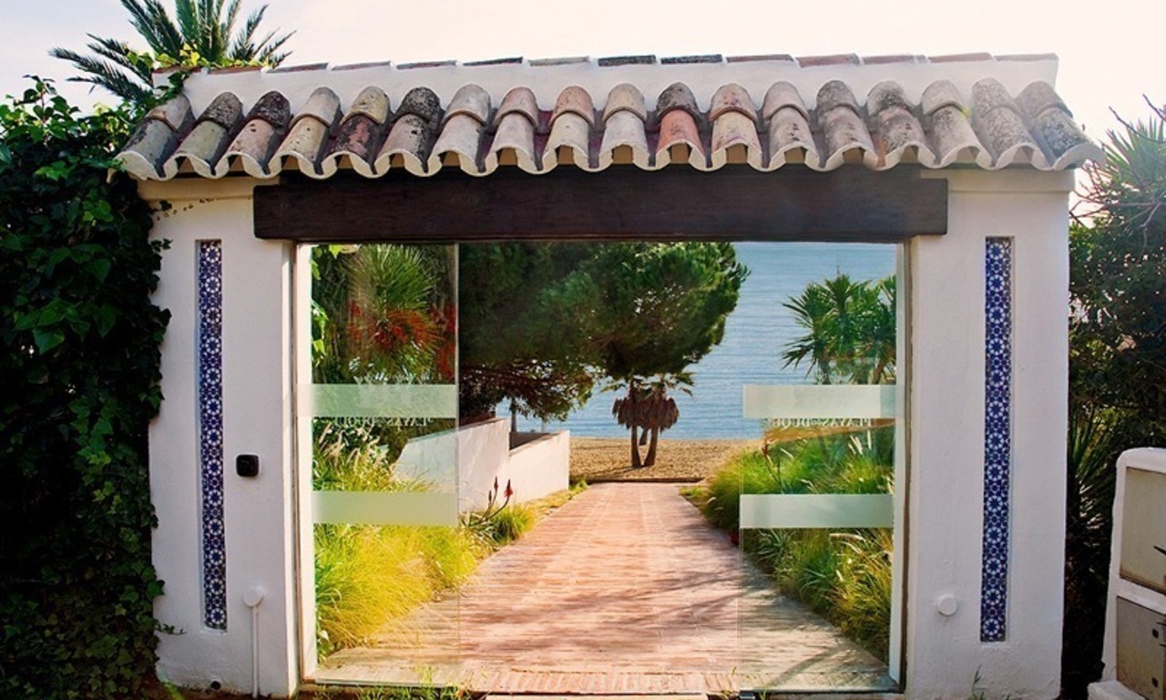 Uniek eerstelijnstrand luxe appartement te koop in Puerto Banus te Marbella 18