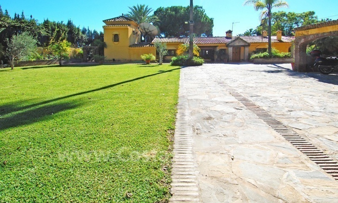 Te renoveren “Cortijo” stijl (hoevestijl) villa te koop aan de strandzijde tussen Puerto Banus en San Pedro in Marbella 1