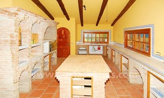 Te renoveren “Cortijo” stijl (hoevestijl) villa te koop aan de strandzijde tussen Puerto Banus en San Pedro in Marbella 6