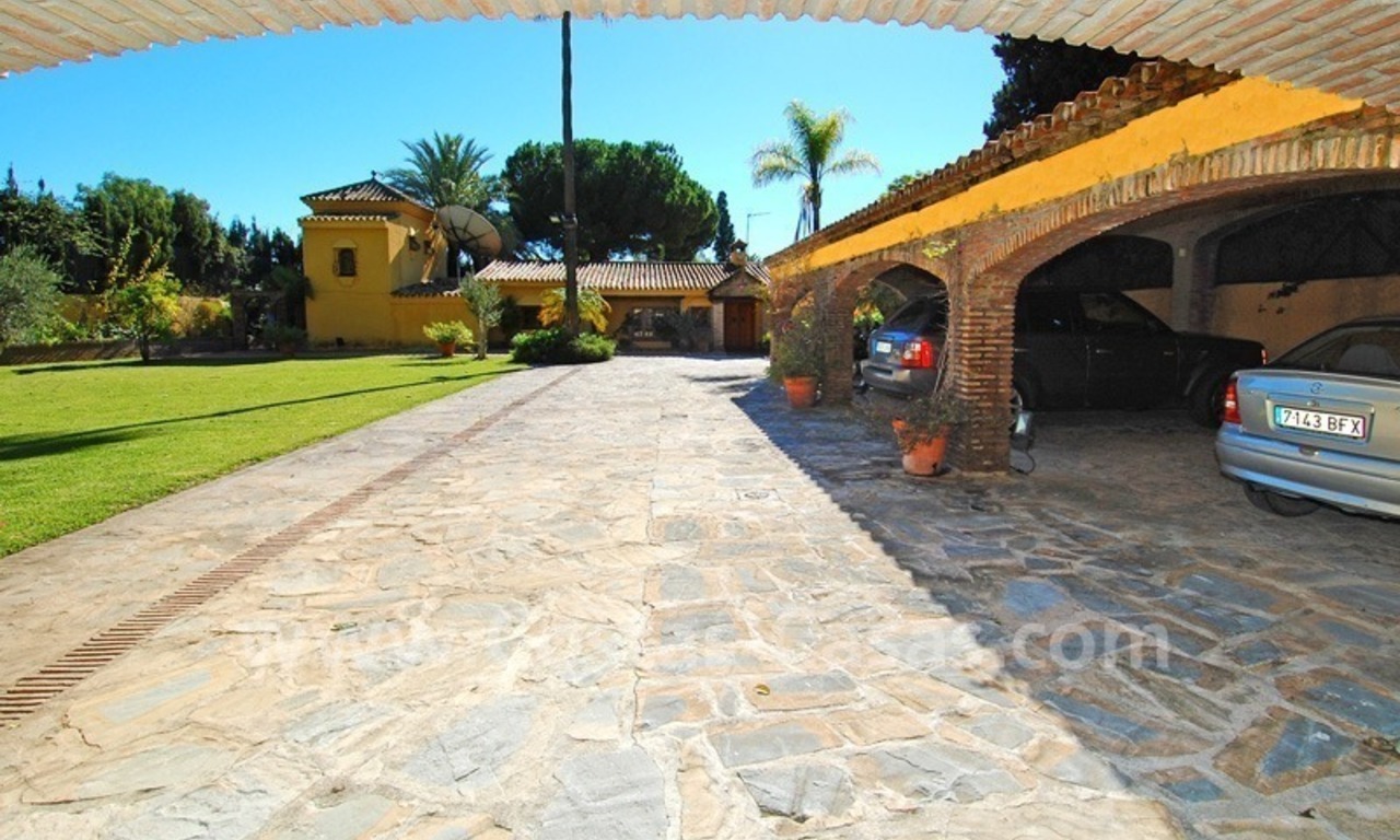 Te renoveren “Cortijo” stijl (hoevestijl) villa te koop aan de strandzijde tussen Puerto Banus en San Pedro in Marbella 0