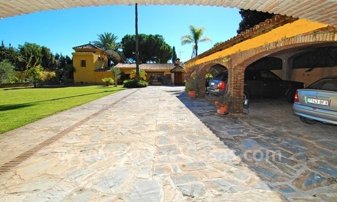 Te renoveren “Cortijo” stijl (hoevestijl) villa te koop aan de strandzijde tussen Puerto Banus en San Pedro in Marbella 