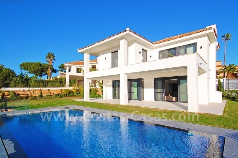 Moderne kwaliteitsvilla te koop in Marbella, aan de golfbaan met panoramisch zeezicht
