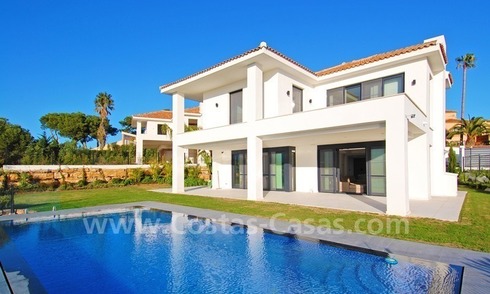 Moderne kwaliteitsvilla te koop in Marbella, aan de golfbaan met panoramisch zeezicht 