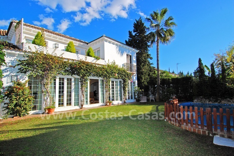 Beachside luxe villa te koop vlakbij het strand aan de Golden Mile nabij Marbella centrum