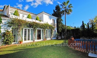 Beachside luxe villa te koop vlakbij het strand aan de Golden Mile nabij Marbella centrum 0