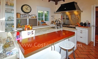 Beachside luxe villa te koop vlakbij het strand aan de Golden Mile nabij Marbella centrum 11