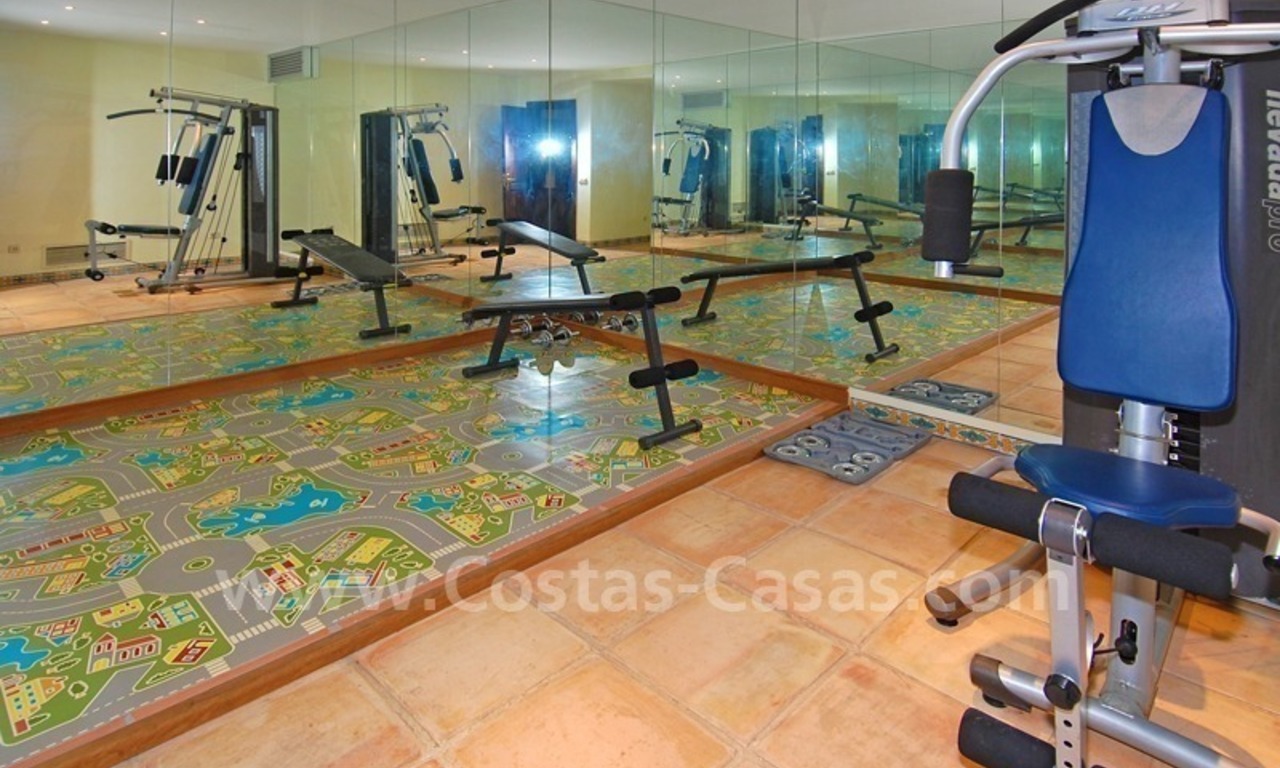 Luxe villa te koop aan de Golden Mile in Marbella 29