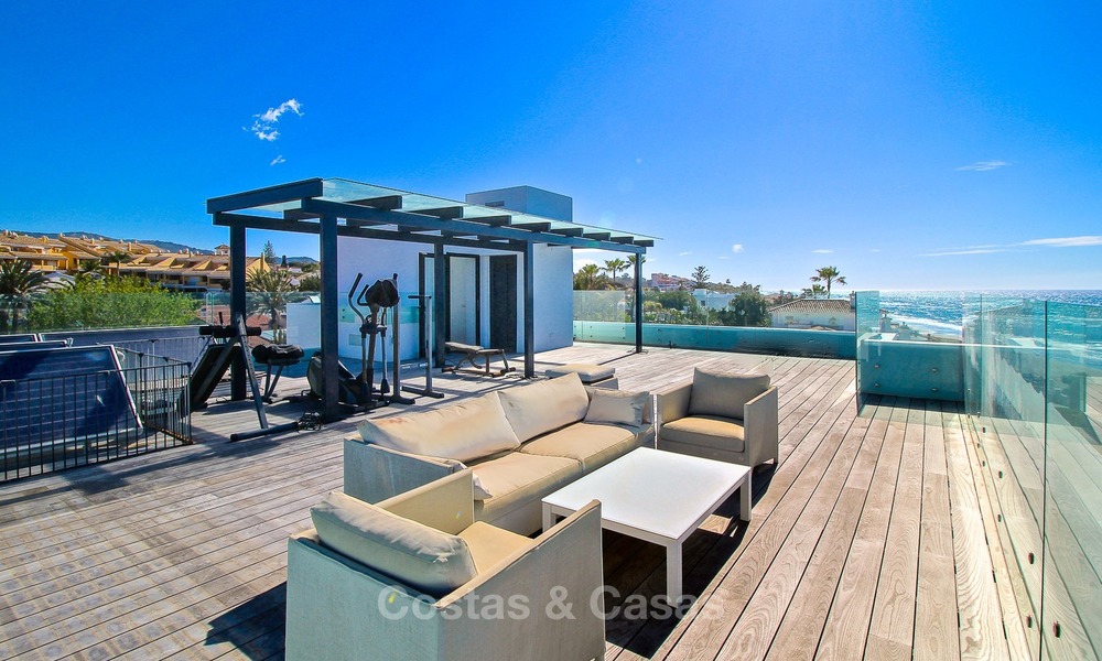 Moderne eerstelijn strand villa te koop in Marbella met schitterend zeezicht 1160