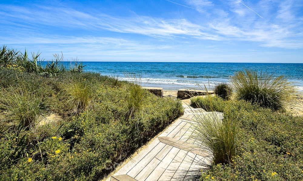 Moderne eerstelijn strand villa te koop in Marbella met schitterend zeezicht 1203