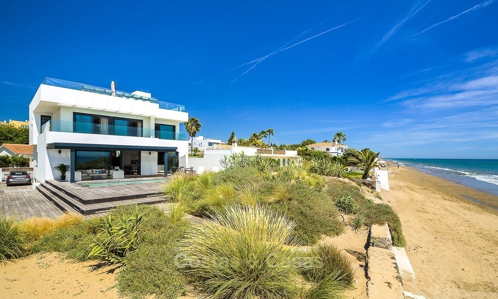 Moderne eerstelijn strand villa te koop in Marbella met schitterend zeezicht 1215