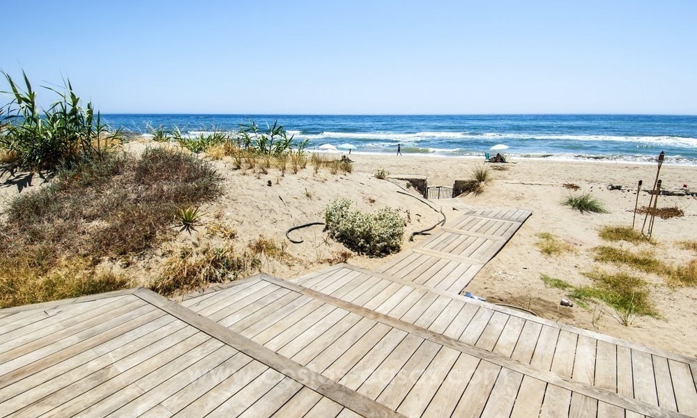 Moderne eerstelijn strand villa te koop in Marbella met schitterend zeezicht 1221