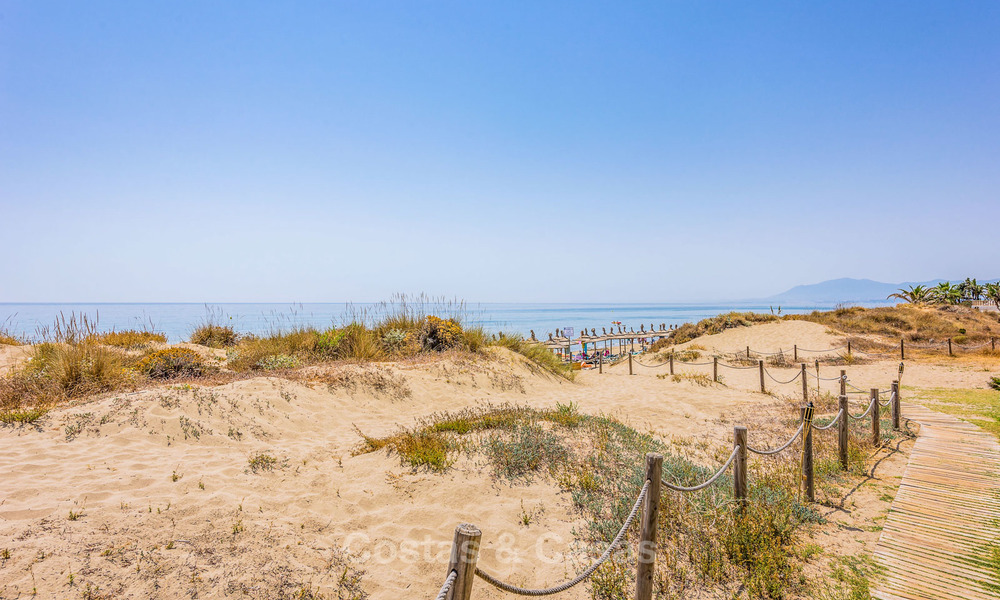 Moderne eerstelijn strand villa te koop in Marbella met schitterend zeezicht 17047