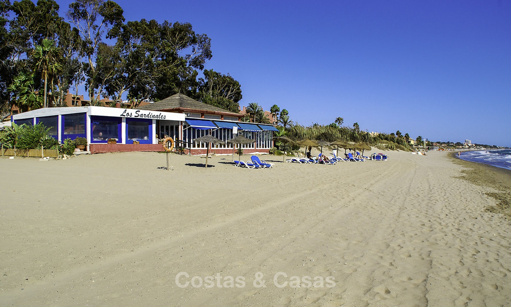 Moderne eerstelijn strand villa te koop in Marbella met schitterend zeezicht 17209