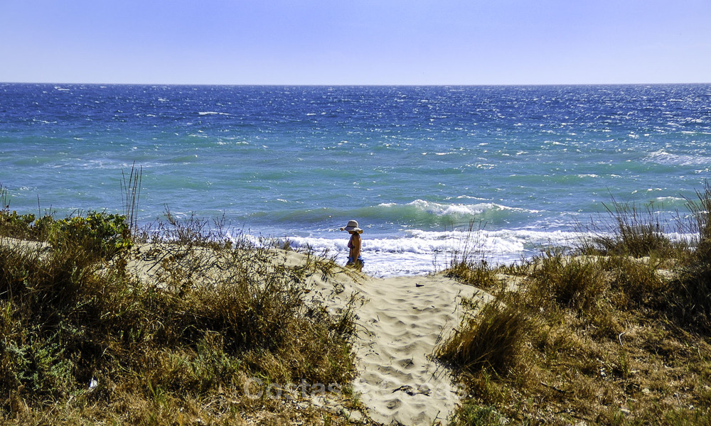 Moderne eerstelijn strand villa te koop in Marbella met schitterend zeezicht 17210