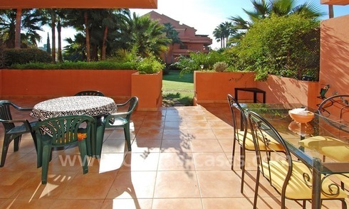 Beachside luxe appartement te koop in Nueva Andalucia nabij Puerto Banus in Marbella 