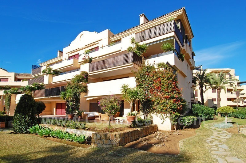 Eerstelijn strand luxe appartement te koop op de New Golden Mile tussen Puerto Banus - Marbella en Estepona centrum