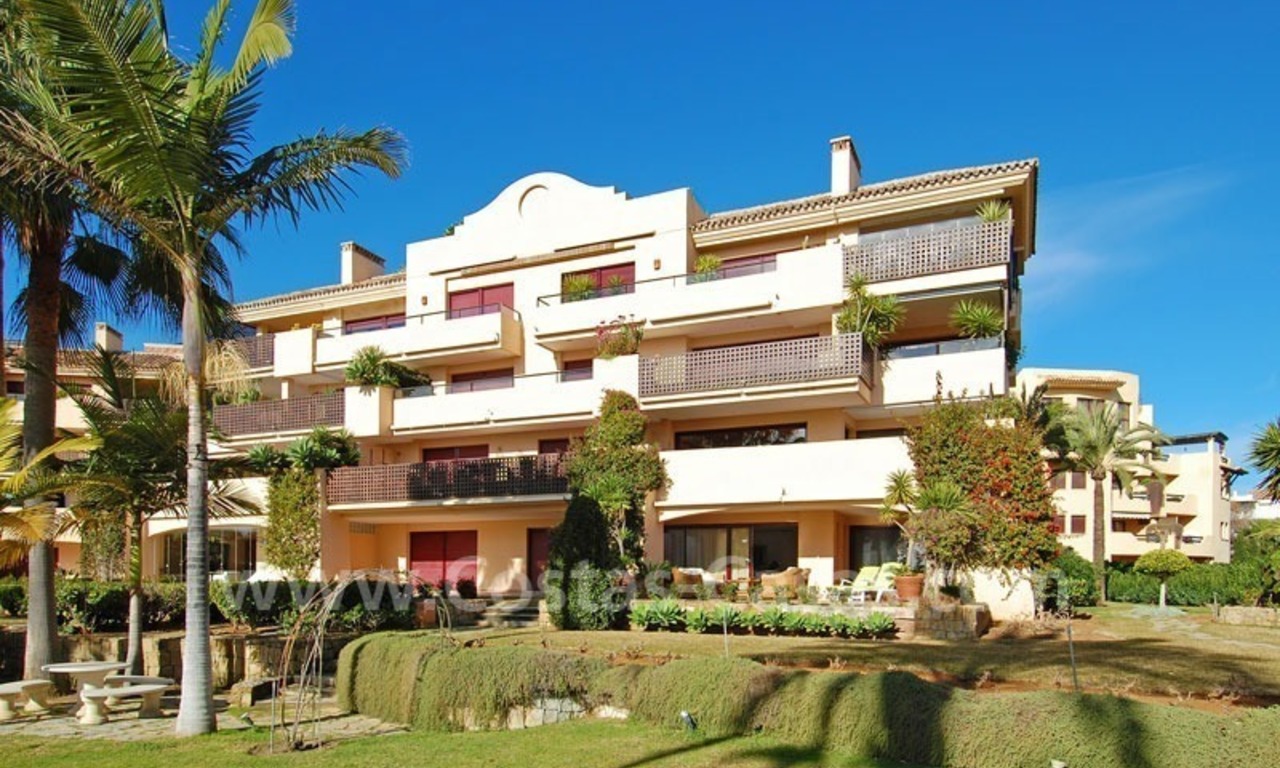 Eerstelijn strand luxe appartement te koop op de New Golden Mile tussen Puerto Banus - Marbella en Estepona centrum 1