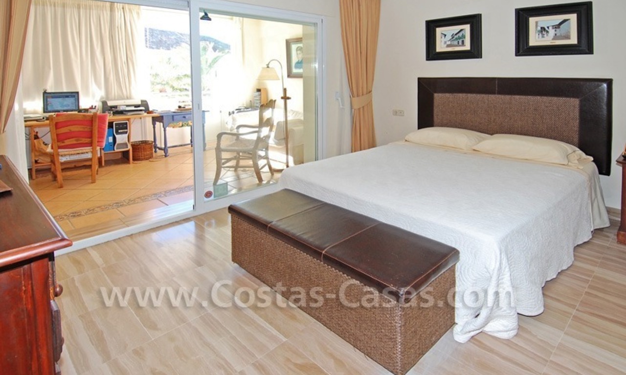 Beachside luxe hoek appartement te koop in Marbella 10