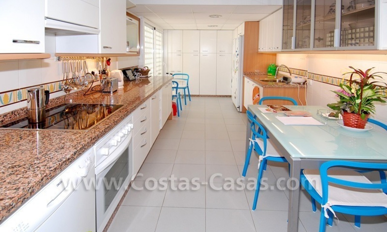 Luxe beachside appartement te koop op de New Golden Mile tussen Marbella en Estepona 6