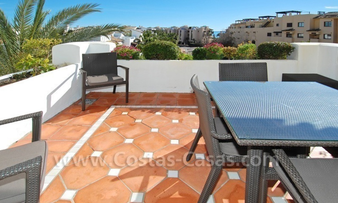 Luxe beachside appartement te koop op de New Golden Mile tussen Marbella en Estepona 0