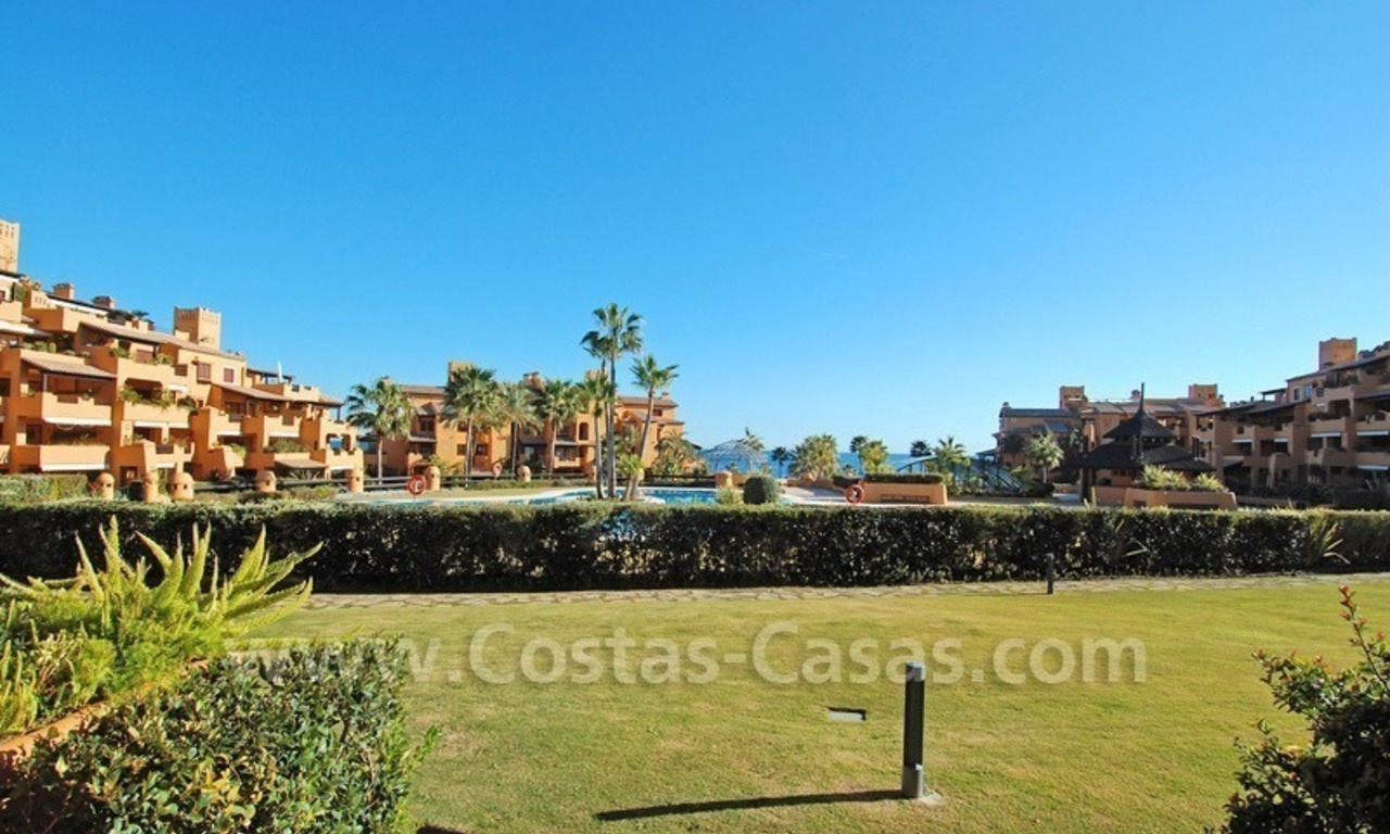 Luxe appartement te koop in een eerstelijnstrand complex op de New Golden Mile tussen Marbella en Estepona 0