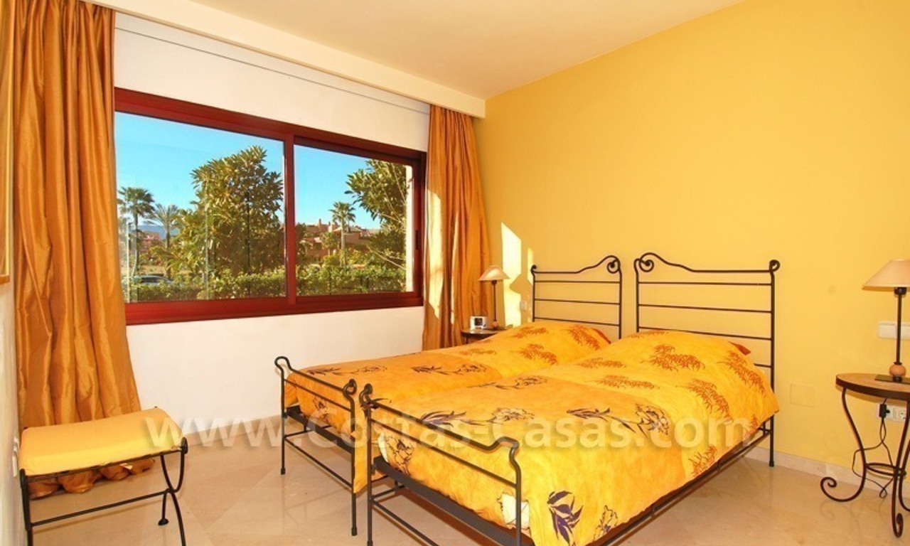 Luxe eerstelijn strand hoek appartement te koop, New Golden Mile, Marbella - Estepona 18