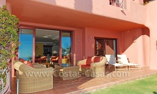 Luxe eerstelijn strand hoek appartement te koop, New Golden Mile, Marbella - Estepona 1