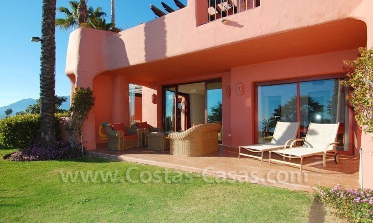 Luxe eerstelijn strand hoek appartement te koop, New Golden Mile, Marbella - Estepona 2
