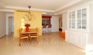Luxe eerstelijn strand hoek appartement te koop, New Golden Mile, Marbella - Estepona 10