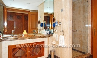 Eerstelijnsstrand luxe appartement te koop in Marbella 13