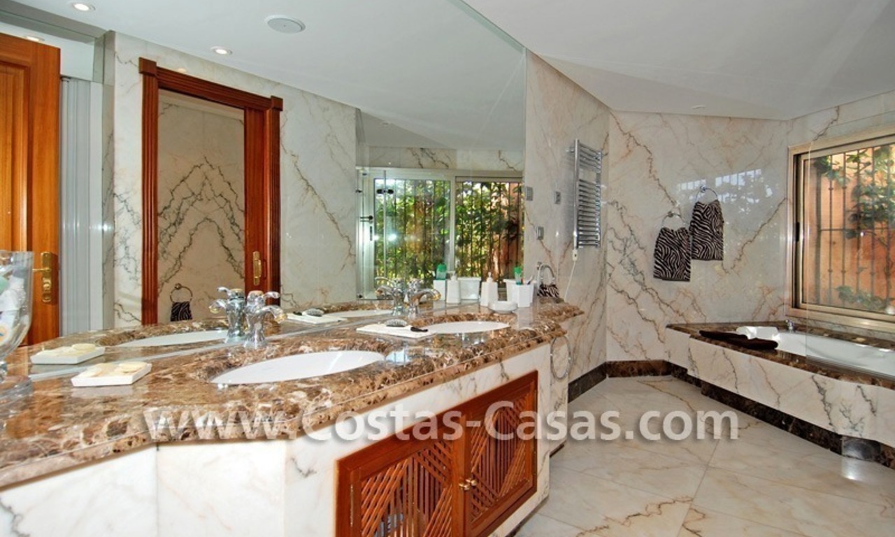 Eerstelijnsstrand luxe appartement te koop in Marbella 16