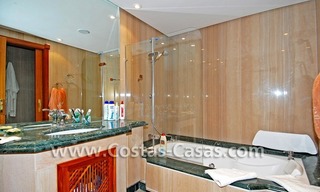 Eerstelijnsstrand luxe appartement te koop in Marbella 18