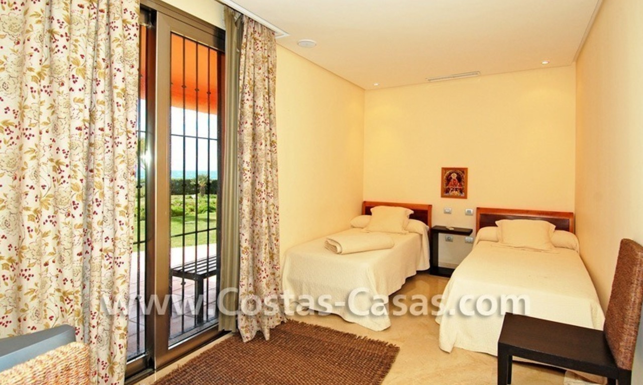 Eerstelijnsstrand luxe appartement te koop in Marbella 19