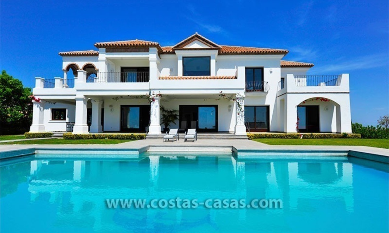 Modern-Andalusiche villa te koop op Golfresort tussen Marbella en Estepona, New Golden Mile, Costa del Sol 0
