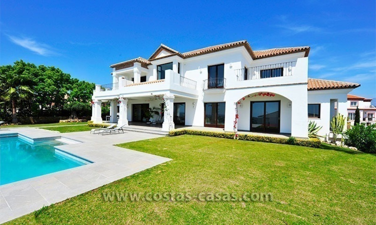 Modern-Andalusiche villa te koop op Golfresort tussen Marbella en Estepona, New Golden Mile, Costa del Sol 3