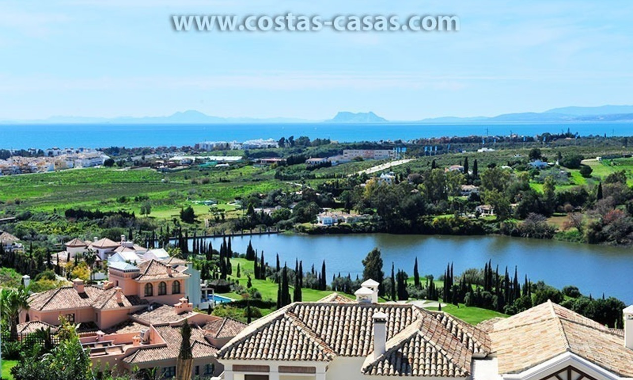 Modern-Andalusiche villa te koop op Golfresort tussen Marbella en Estepona, New Golden Mile, Costa del Sol 6