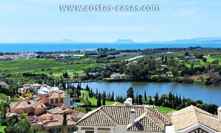 Modern-Andalusiche villa te koop op Golfresort tussen Marbella en Estepona, New Golden Mile, Costa del Sol 6