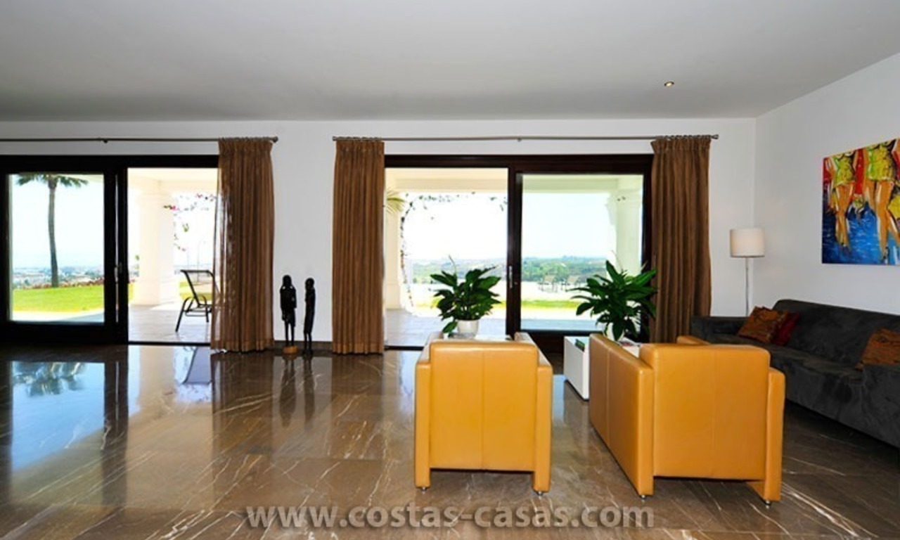 Modern-Andalusiche villa te koop op Golfresort tussen Marbella en Estepona, New Golden Mile, Costa del Sol 12
