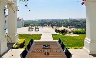 Modern-Andalusiche villa te koop op Golfresort tussen Marbella en Estepona, New Golden Mile, Costa del Sol 16