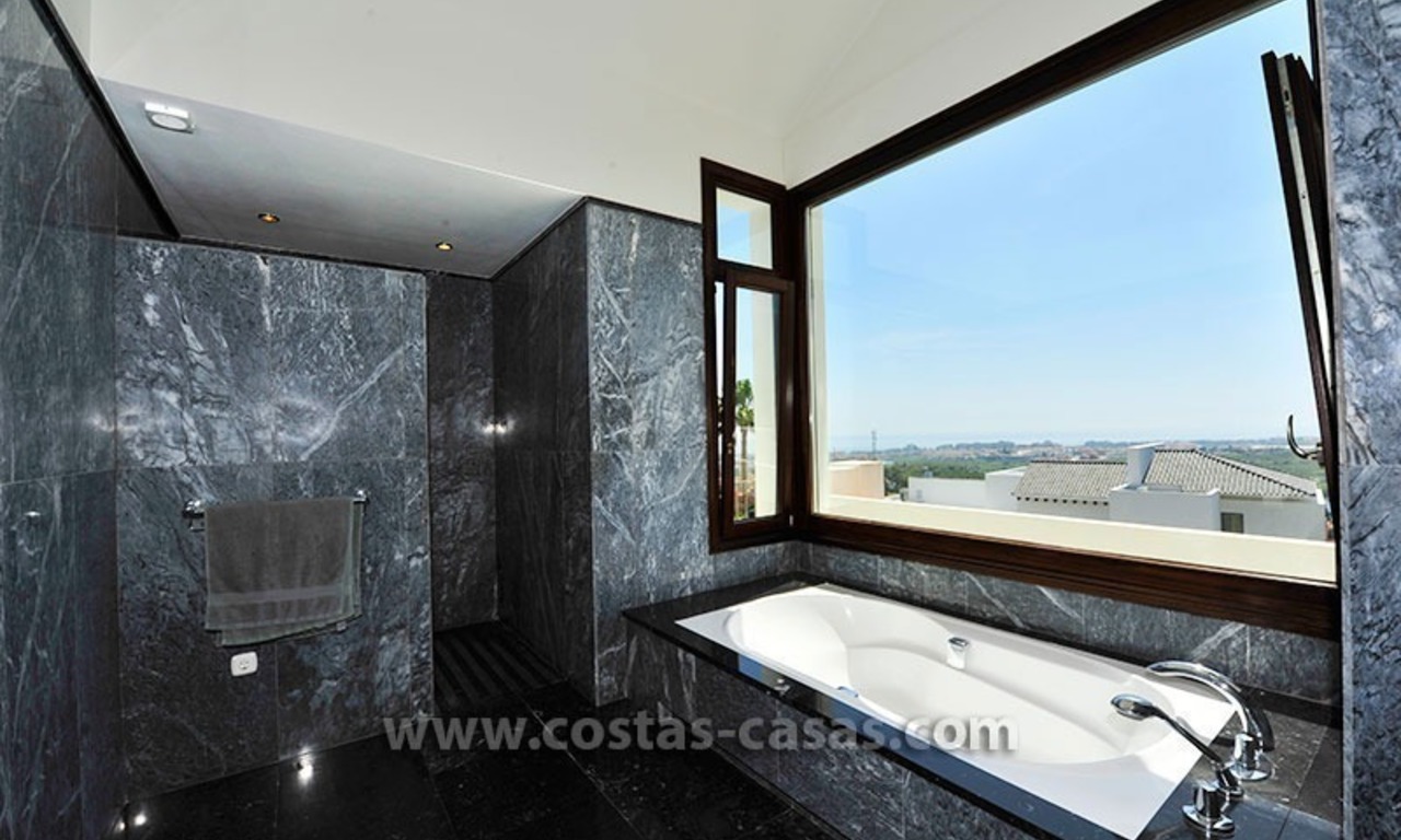 Modern-Andalusiche villa te koop op Golfresort tussen Marbella en Estepona, New Golden Mile, Costa del Sol 19